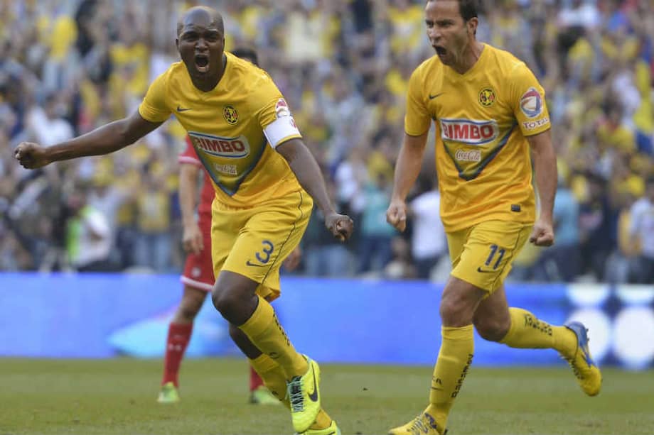 Los colombianos Mosquera y Rey salen a festejar uno de los goles. / AFP