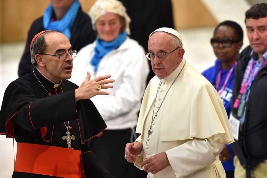 El cardenal Phillippe Barbarin junto al papa Francisco. / AFP