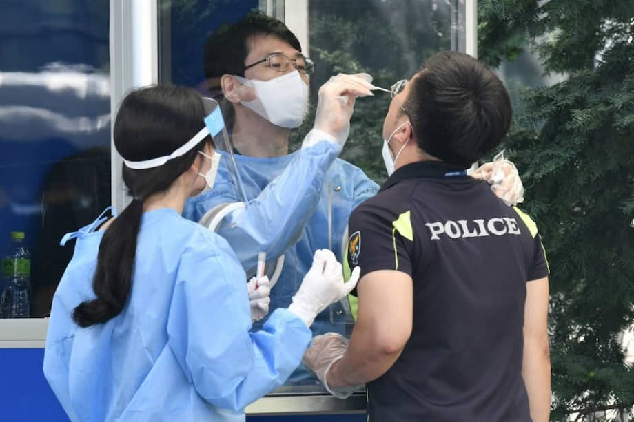 En Corea del Sur se intensificó la búsqueda de casos luego de detectar casi 600 asociados a una ceremonia religiosa.