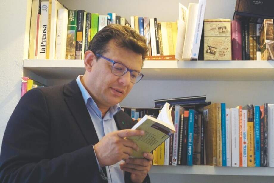 Hollman Morris, candidato a la Alcaldía de Bogotá por la Colombia Humana, leyendo a Italo Calvino. / Nicolás Achury
