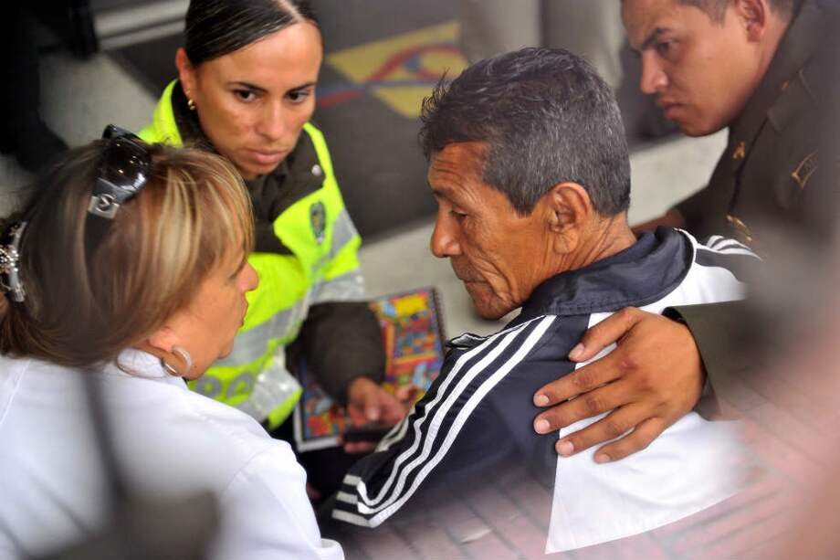 Jairo Díaz, padre del patrullero muerto en Usaquén, junto a la psicóloga de la Policía y dos agentes más. / Luis Ángel
