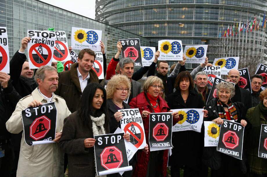 Protesta frente al Parlamento Europeo contra el fracking, un método para la extracción de gas pizarra muy polémico por su impacto al medio ambiente. / Rebecca Harms - Flickr
