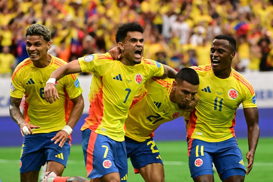 Daniel Muñoz de Colombia celebra con su compañero Luis Díaz luego de anotar el primer gol del equipo durante el partido del Grupo D de la CONMEBOL Copa América 2024 entre Colombia y Paraguay en el Estadio NRG el 24 de junio de 2024 en Houston, Texas. Logan Riely/Getty Images/AFP (Foto de Logan Riely / GETTY IMAGES NORTEAMÉRICA / Getty Images vía AFP)