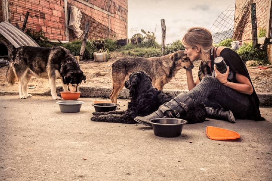 La actriz y fotógrafa Jimena Hoyos desarrollando su labor con los perros callejeros. / Cortesía: Gozques.org