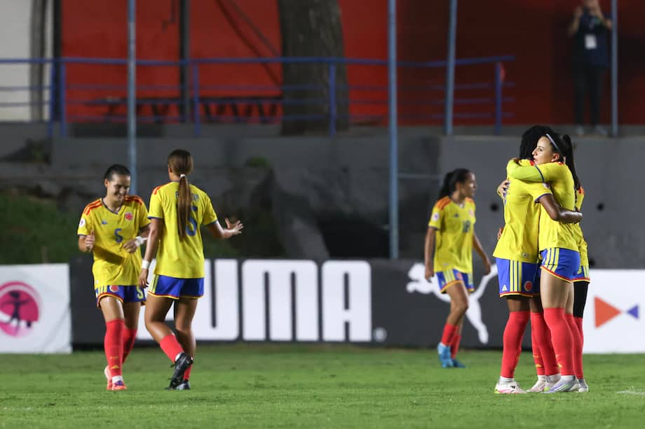 Jugadoras de Colombia celebran el triunfo de este martes 10 de febrero en el partido del Sudamericano Femenino Sub-20 entre Colombia y Uruguay, en el estadio Emiliano Ghezzi de Asunción, Paraguay.