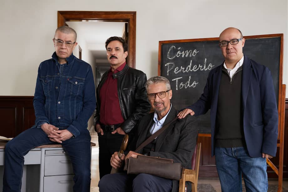 (De izq. a der.) Dago García, showrunner; Ramiro Meneses y Víctor Mallarino, protagonistas de la serie, y Ricardo Silva Romero, autor de la novela "Cómo perderlo todo".