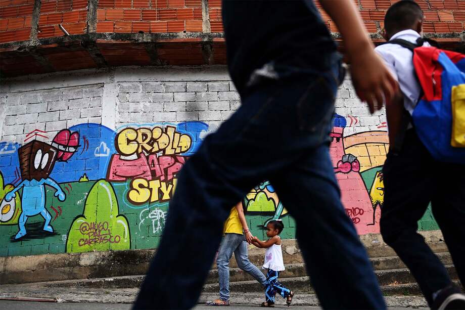 La crisis que asfixia al país, con hiperinflación y escasez de bienes esenciales, ha frenado temporalmente la creación de nuevos grafitis. / MarvIn Recinos - AFP