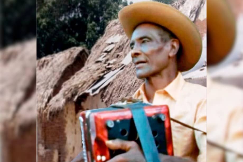 Samuel Martínez Muñoz nació en El Paso el 2 de septiembre de 1922 y falleció en La Loma de Calenturas, el 27 de septiembre de 2004, en el hogar del músico Pedro Nolasco Martínez y Felipa Santiaga Muñoz Vásquez.