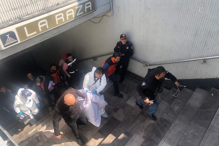 Por el accidente se suspendió el servicio y el desalojo en la estación La Raza.