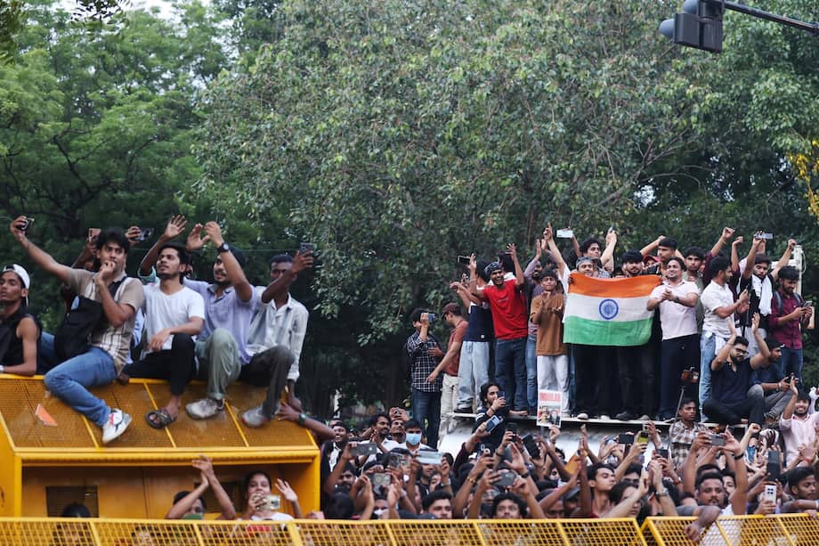 Partidarios de las "cucarachas" celebran la renuncia del Ministro de Educación de la Unión, Dharmendra Pradhan, en Jantar Mantar, Nueva Delhi, India, el 25 de julio de 2026.