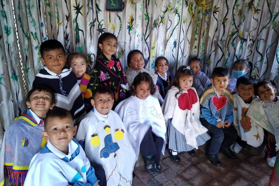 A través de actividades como tejer, bordar; reuniones en una maloca creada por ellos mismos en un parque contiguo al colegio, donde antes se consumían drogas ilícitas y que ahora usan como sitio de encuentro para contar sus historias y saberes, arraigan su identidad y disminuyen los niveles de discriminación que, tanto niños como adultos, sufren.