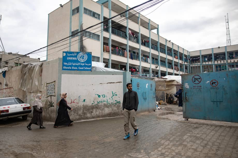 Desplazados internos palestinos frente a la escuela del OOPS (Organismo de Obras Públicas y Socorro de las Naciones Unidas para los Refugiados de Palestina en el Cercano Oriente) en Rafah, sur de la Franja de Gaza.