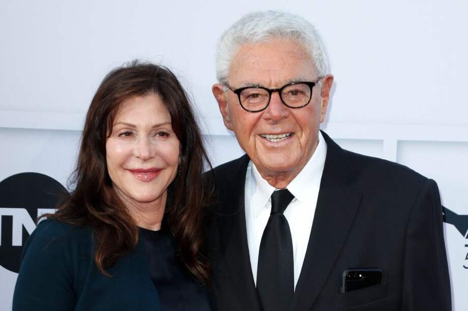 El director estadounidense Richard Donner y su esposa, la productora estadounidense Lauren Donner durante su llegada alel American Film Institute Lifetime Achievement Gala Tribute Event.
