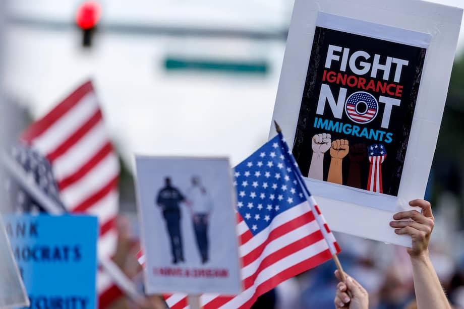 Activistas asisten a la protesta "ICE no es bienvenido aquí" en la entrada de la tienda Home Depot en Boca Ratón, Florida, EE. UU., el 10 de enero de 2026.