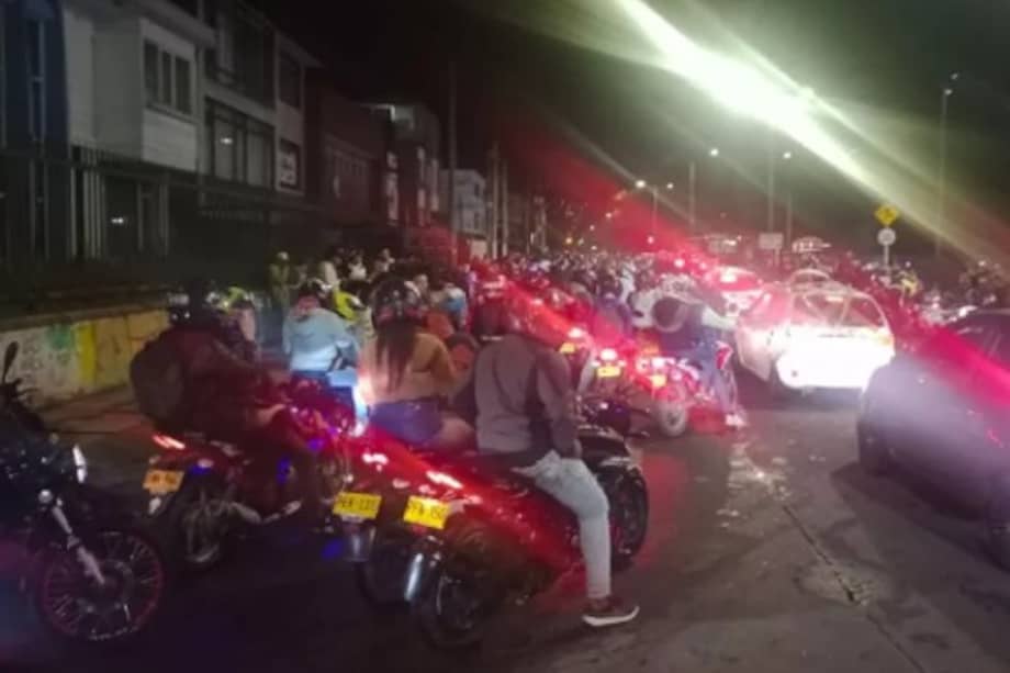 Durante la madrugada de este lunes 30 de octubre, cientos de motociclistas disfrazados realizaron una caravana en la Av NQS que colapsó el tráfico