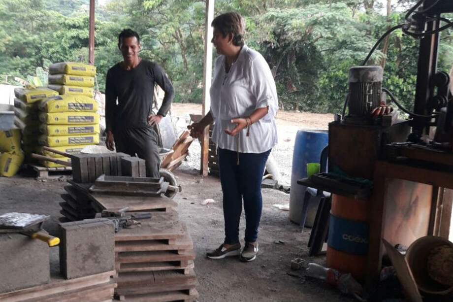 Sandra Gutiérrez lleva cuatro años ayudando a las personas desmovilizadas de grupos al margen de la ley. / Cortesía