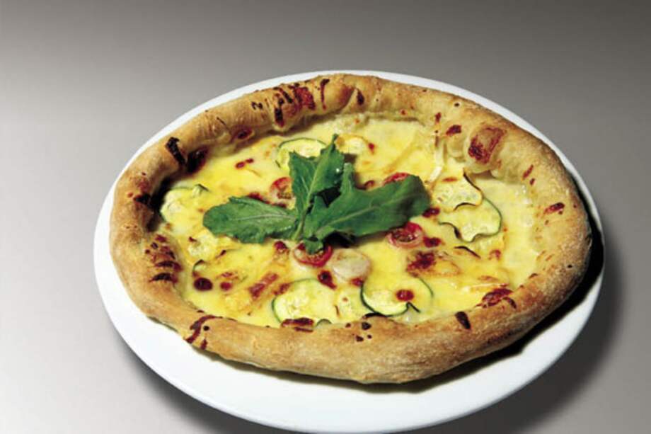 Pizza con tres quesos y calabacín