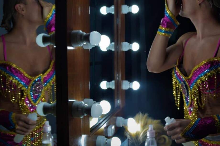 La compañía de celebra que, veinte años atrás, tres jóvenes estudiantes de arte dramático, se decidieron a montar la obra "Los irreverentes", del argentino Claudio Gotbeter.