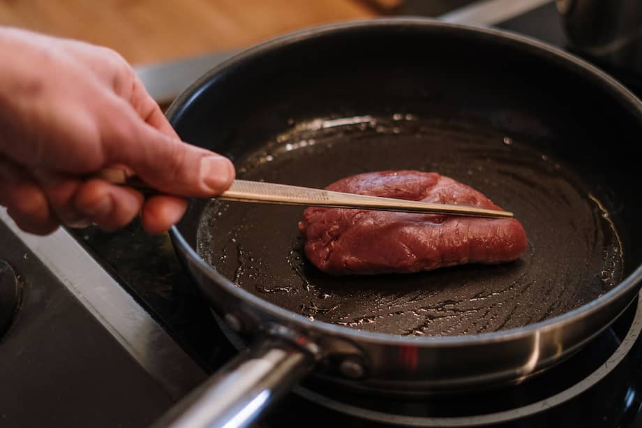 Para sellar una proteína antes de cocinarla debe estar a temperatura ambiente.