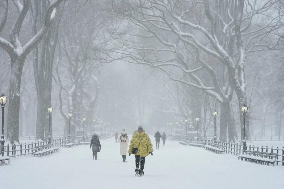 El alcalde decretó el cierre de las escuelas lunes y martes y restringió los desplazamientos no esenciales.