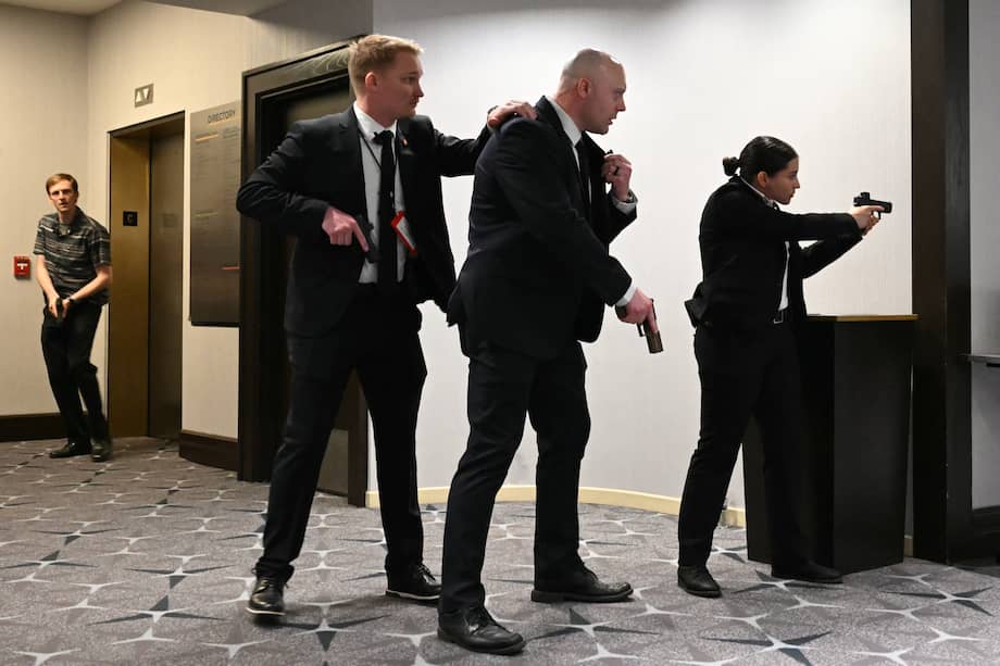 Agentes desenfundan sus armas tras escucharse fuertes disparos durante la cena de corresponsales de la Casa Blanca en el hotel Washington Hilton de Washington, D.C., el 25 de abril de 2026.