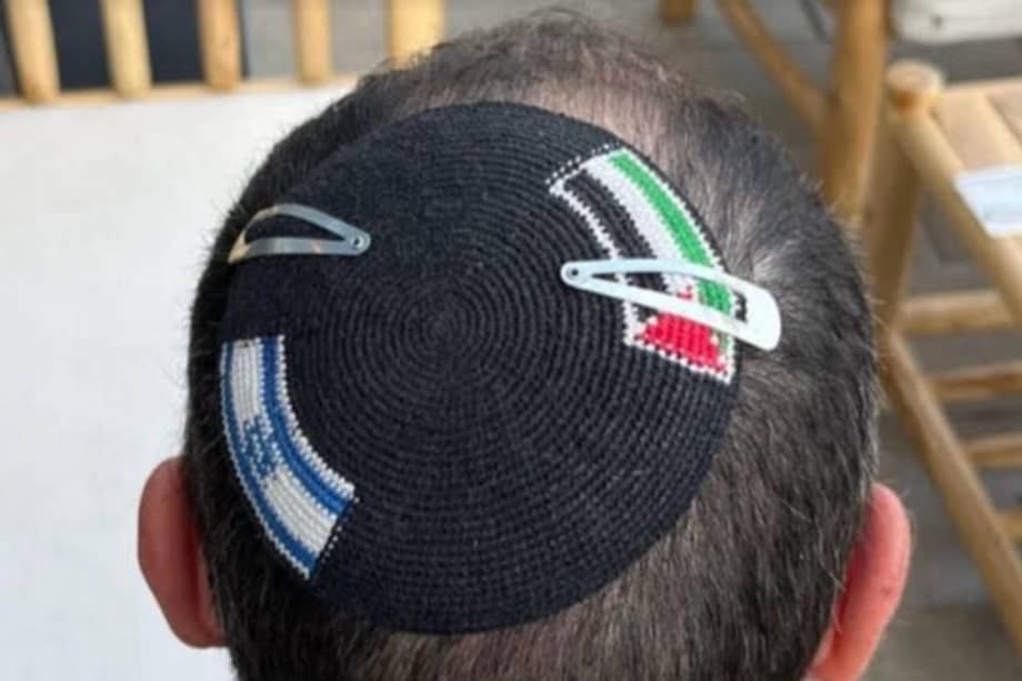 Imagen de la kipá que llevaba Alex Sinclair, por la que fue detenido tras exhibir la bandera palestina. Foto tomada de la cuenta de X @MarioNawfal.