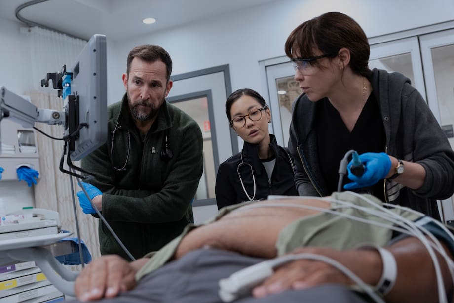 Un ciberataque y la aparición de un bebé en la sala de trauma hacen que el doctor Robby y su equipo vivan situaciones extremas.