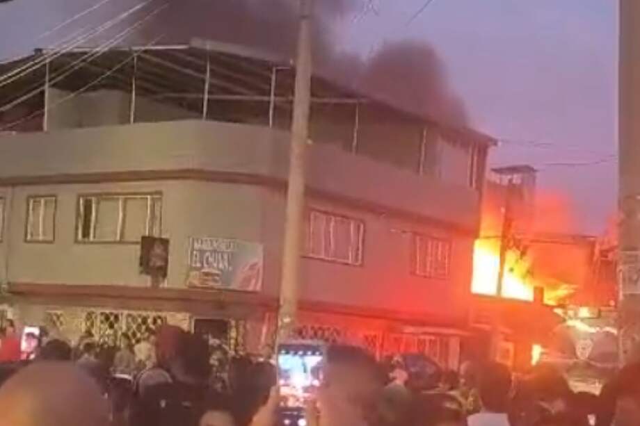 Bomberos atienden la emergencia.