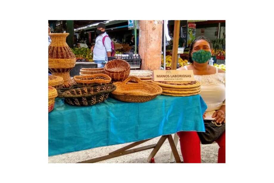 Dentro de los productos que las mujeres de 'Manos Laboriosas' realizan con el plátano, se encuentran; floreros, bolsos, canastos, individuales y llaveros; entre otros.