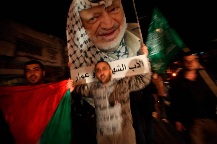Palestinos celebran con una foto del líder Yasser Arafat. Foto: EFE