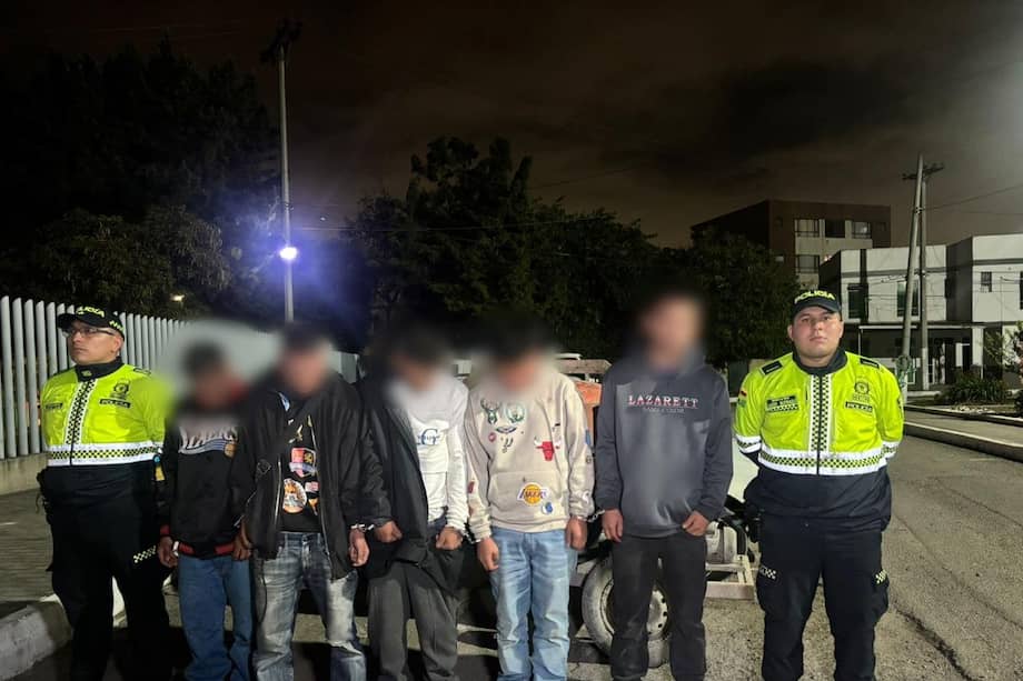 El hecho se originó cuando las patrullas identificaron un vehículo que transportaba una mezcladora de construcción en circunstancias inusuales.