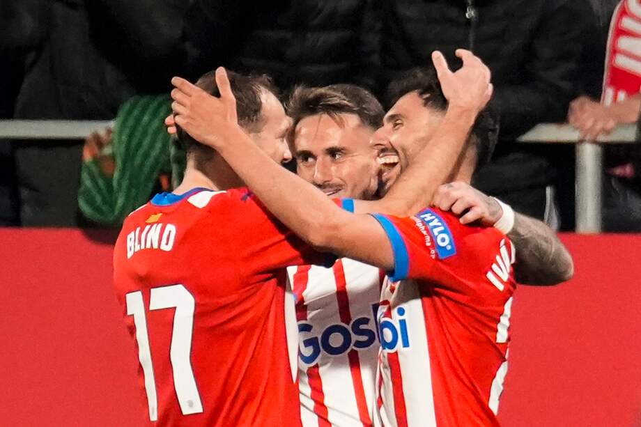 Los jugadores del Girona (i-d) celebran su cuarto gol durante el encuentro correspondiente a la jornada 19 de LaLiga EA Sports que Girona y Atlético de Madrid han disputado hoy miércoles en el estadio Montilivi, en Girona.