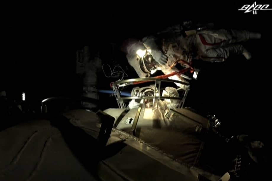 Esta captura de pantalla hecha de un video publicado por la emisora estatal china CCTV muestra a los astronautas chinos fuera de la nueva estación espacial Tiangong de China en órbita alrededor de la Tierra el 4 de julio de 2021.