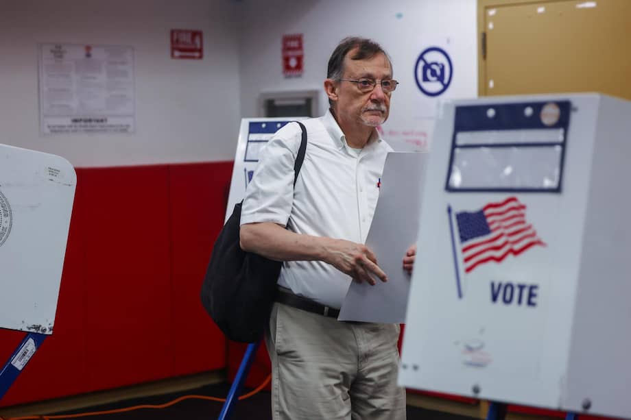 Un votante lleva una papeleta electoral en un centro de votación durante el inicio de la jornada de elecciones primarias en Nueva York, Estados Unidos, el 23 de junio de 2026.