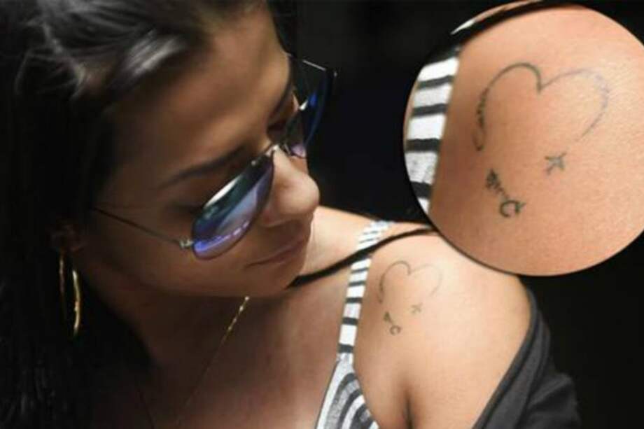 Rosangela Maria Loureiro, esposa de Cleber Santana, muestra el tatuaje que se realizó. / Tomada de internet