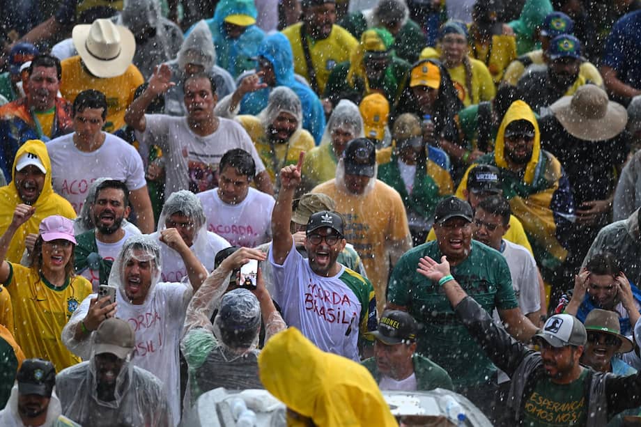 Personas participan en una manifestación por la amnistía para el expresidente de Brasil, Jair Bolsonaro.