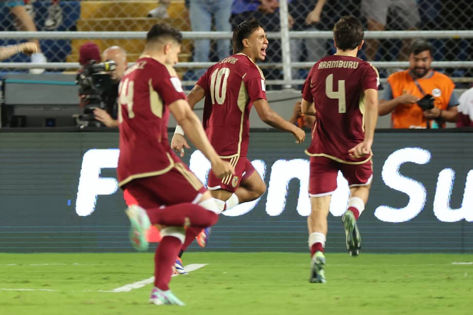 Los jugadores de Venezuela celebran un gol ante Brasil, este jueves durante un partido de las eliminatorias sudamericanas al Mundial de Fútbol 2026, en el estadio Monumental, en Maturín (Venezuela).
