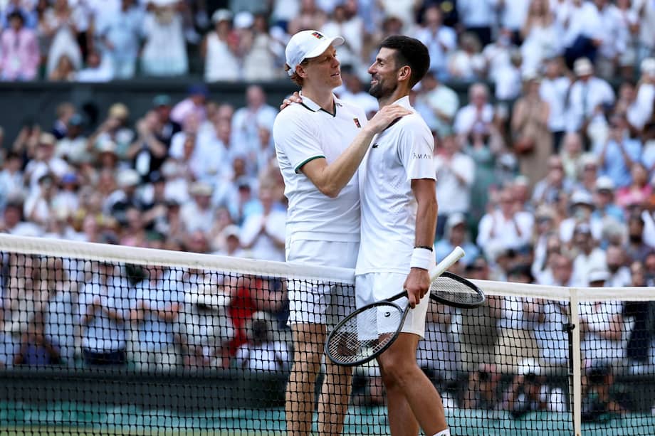 El serbio Novak Djokovic felicita al italiano Jannik Sinner tras ganarle las semifinales masculinas de Wimbledon 2026.