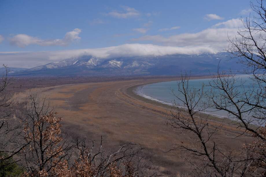 Un estudio señala que el lago perdió el 7% de su superficie y la mitad de su volumen entre 1984 y 2020. (Photo by Armend NIMANI / AFP)