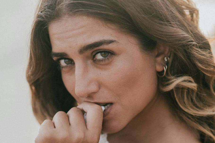 Morderse las uñas es un hábito que poseen muchas personas en el mundo, pero ¿por qué pasa? Esto es lo que dicen los psicólogos expertos en el tema.