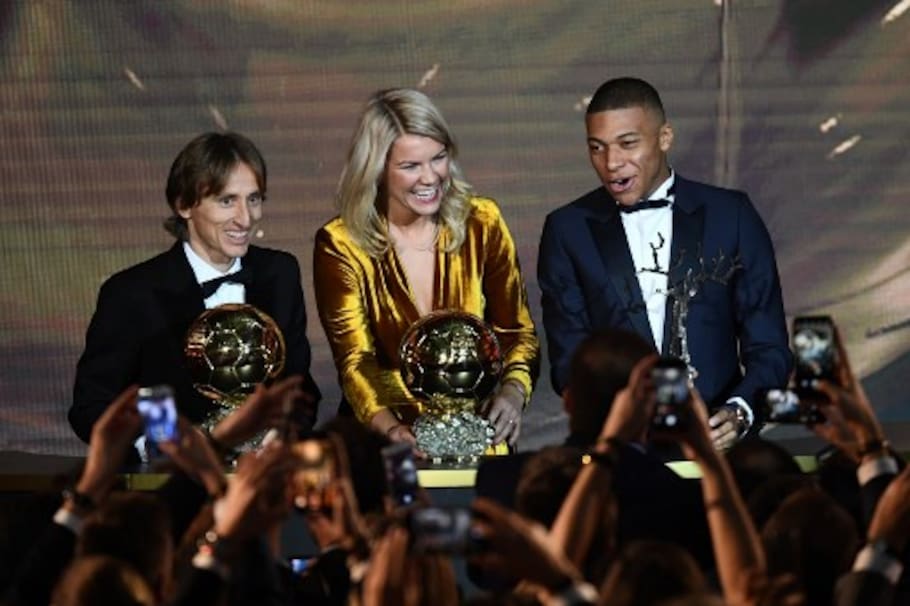 (FromL) 2018 Ballon d'Or awarded for best player of the year, Men's Ballon d'Or Real Madrid's Croatian midfielder Luka Modric, Women's Ballon d'Or Olympique Lyonnais' Norwegian forward Ada Hegerberg and Under-21 Ballon d'Or (Kopa trophy) Paris Saint-Germain's French forward Kylian Mbappe pose at the end of the 2018 Ballon d'Or award ceremony at the Grand Palais in Paris on December 3, 2018. (Photo by FRANCK FIFE / AFP)