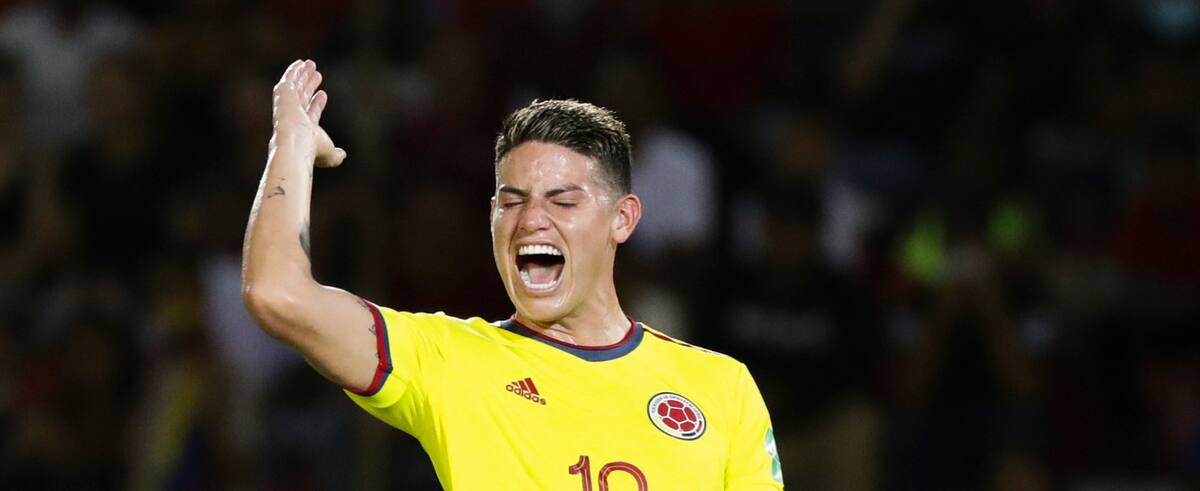 AMDEP8783. PUERTO ORDAZ (VENEZUELA), 29/03/2022.- James Rodríguez de Colombia reacciona hoy, durante un partido de las eliminatorias sudamericanas para el Mundial de Catar 2022 entre Venezuela - Colombia, en el estadio Cachamay en Puerto Ordaz (Venezuela). EFE/Rayner Peña