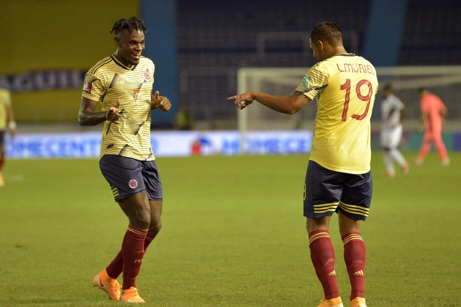 JJPANA5452. BARRANQUILLA (COLOMBIA), 09/10/2020.- Luis Muriel (d) de Colombia celebra un gol con Duvan Zapata hoy, en un partido de las Eliminatorias Sudamericanas para el Mundial Catar 2022 entre las selecciones nacionales de Colombia y Venezuela en el estadio Metropolitano en Barranquilla (Colombia). EFE/Raúl Arboleda POOL