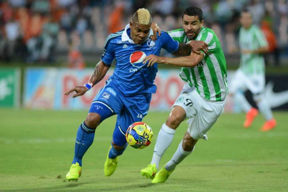 Román Torres (izq) perdió toda la noche en los duelos individuales con Francisco Nájera, autor del primer gol de Nacional. / Luis Benavides