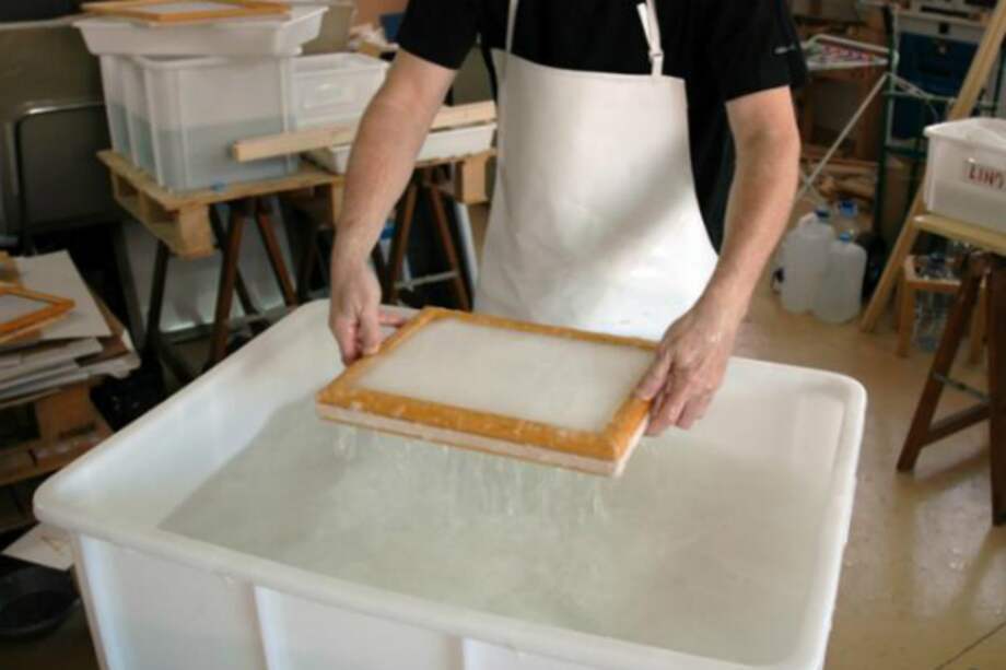 Papelero español fabrica la hoja de papel artesanal más larga del mundo