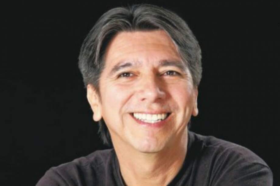 Gerardo Meneses presentó en la Feria del Libro de Bogotá “Bajo la luna de mayo”, la tercera novela inspirada en historias de niños en el conflicto armado. / Cortesía