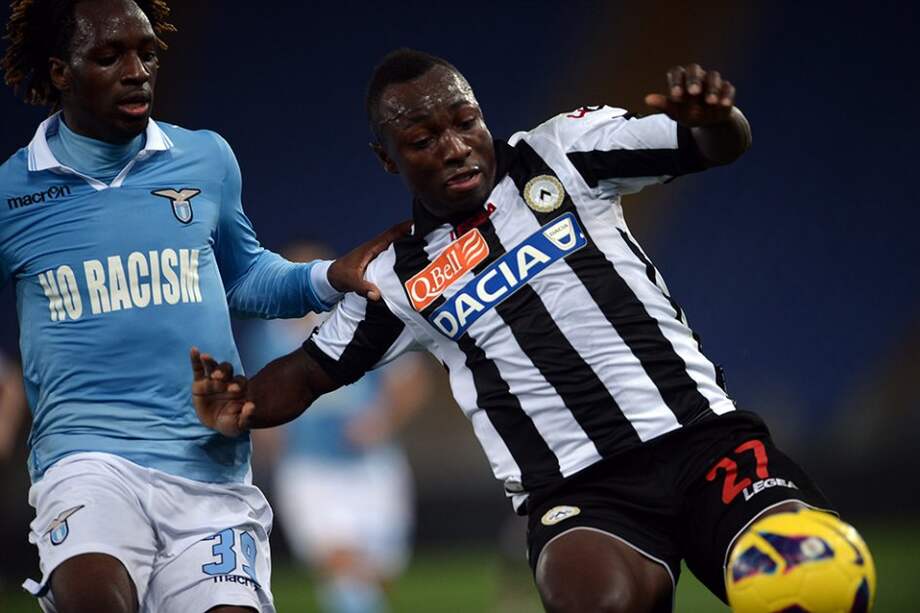 Pablo Armero aguanta la marca de Luis Pedro Cavanda durante el juego que su equipo Udinese perdió con Lazio. / AFP