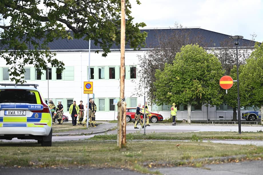 Servicios de emergencia trabajan en el lugar de los hechos, donde un atacante armado con una espada hirió a varias personas en una escuela secundaria de Fagersta, en el centro de Suecia, el 21 de agosto de 2026.