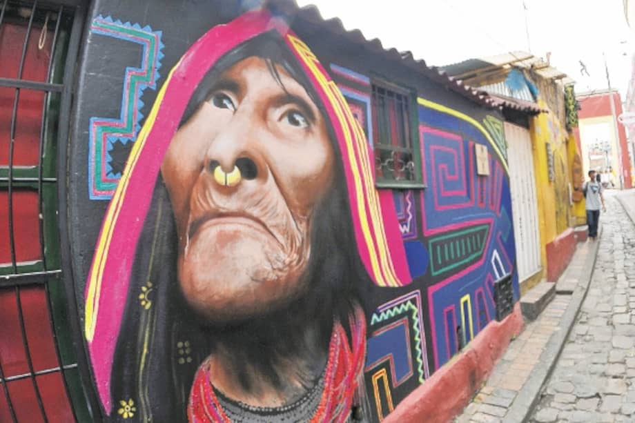La mayoría de los callejones que rodean el Chorro de Quevedo están adornados con grafitis que recuerdan a los pueblos indígenas colombianos. / Cristian Garavito