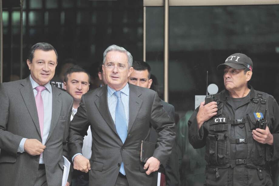 El expresidente Álvaro Uribe es investigado por los delitos de soborno y fraude procesal. / Andrés Torres